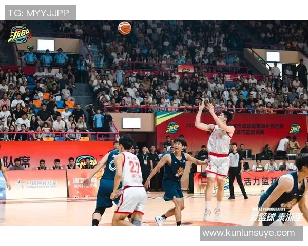 方硕在篮球赛场的崛起与挑战：从青年才俊到职业球员的成长历程