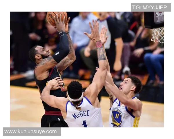 詹姆斯高效砍下三双,带领骑士夺得总决赛关键战胜 詹姆斯高效砍下三双,带领骑士夺得总决赛关键战胜